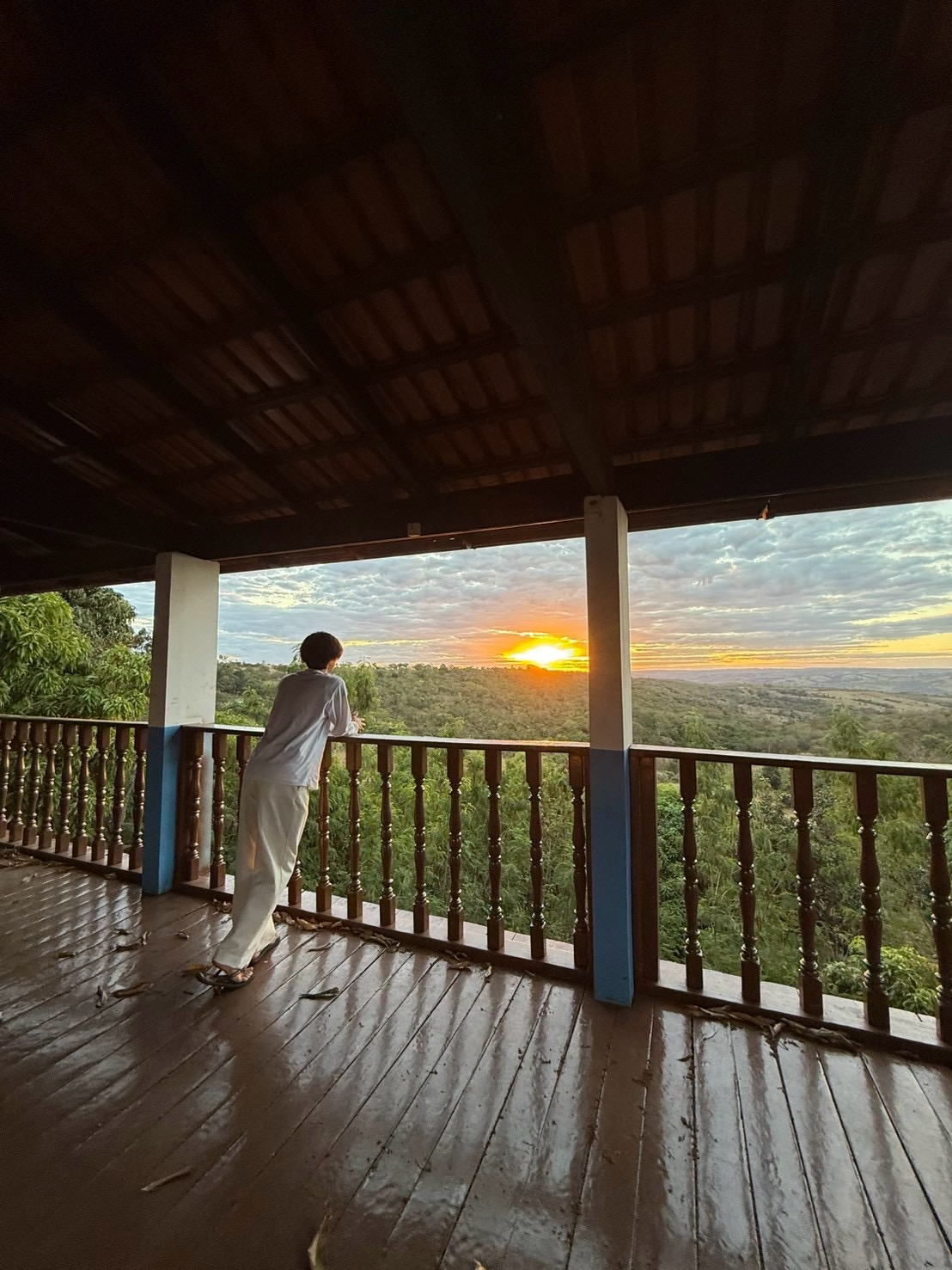 夕暮れの地平線を見渡す