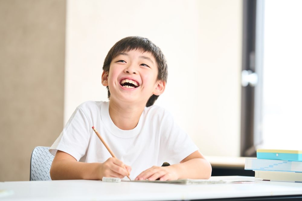 笑顔で机に向かうお子さん
