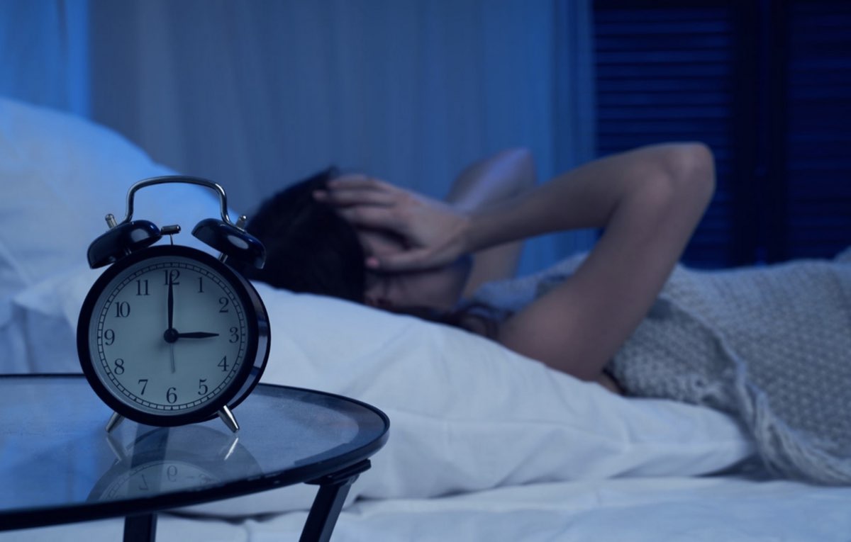 眠れない夜を過ごす女性